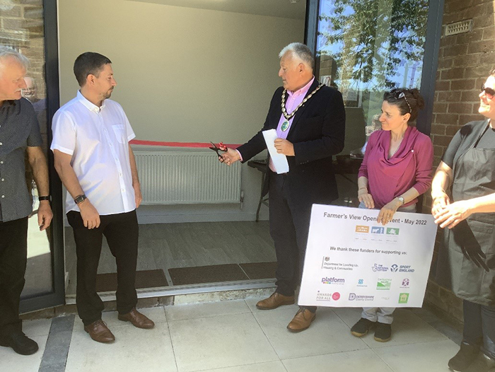 Mayor Councillor Wain cutting the ribbon at Farmer&rsquo;s View Opening. Also in picture are Bill Clarke, Chris Holmes, Marie Schmidt and Anna Casey.